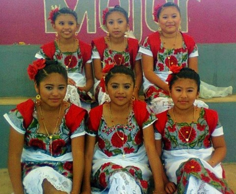 Niñas de la escuela primaria de Dzinup, Valladolid, Yucatán
